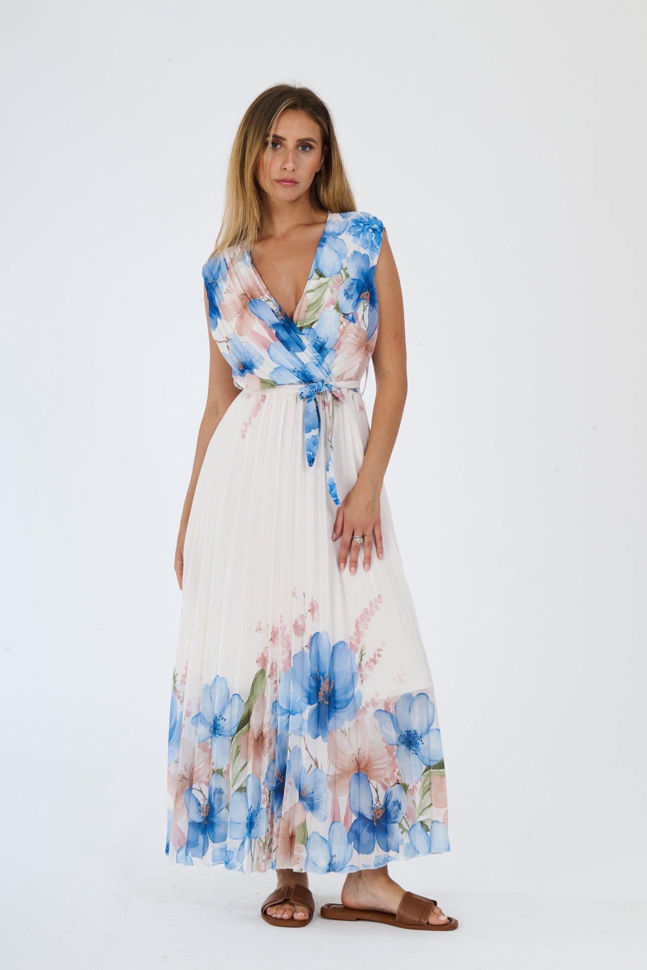 Donna con abito lungo Azzuro a fiori, scollatura a V, senza maniche e fascia vita